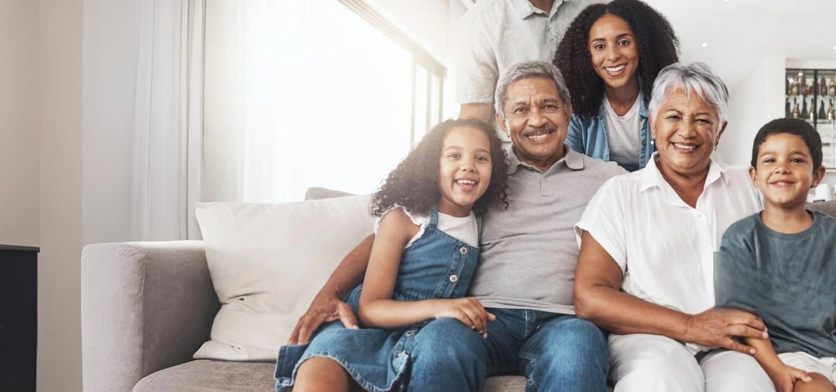 Família feliz com idosos e crianças