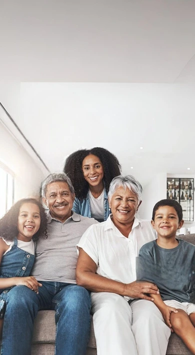 Família feliz com idosos e crianças (mobile)